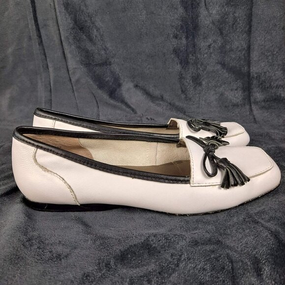 Array Size 5.5M White Leather Loafer Flats Black Trim and Bow and Tassel Detail - Picture 8 of 13